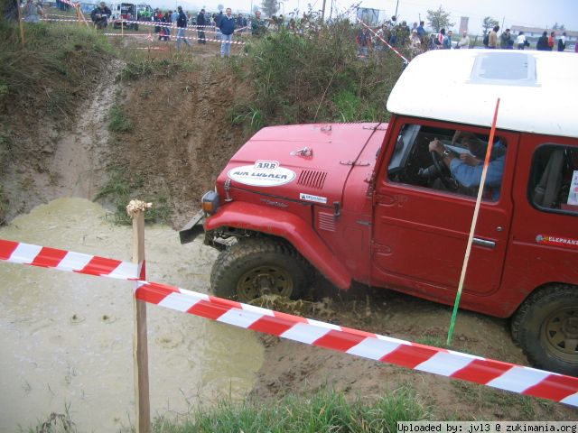 Zukimania fotogallery >> 
 ============== 
Toyota BJ - 1
Toyota BJ con il nostro Paolino4x4 come navigatore (se non erro!) prima dell'ostacolo
