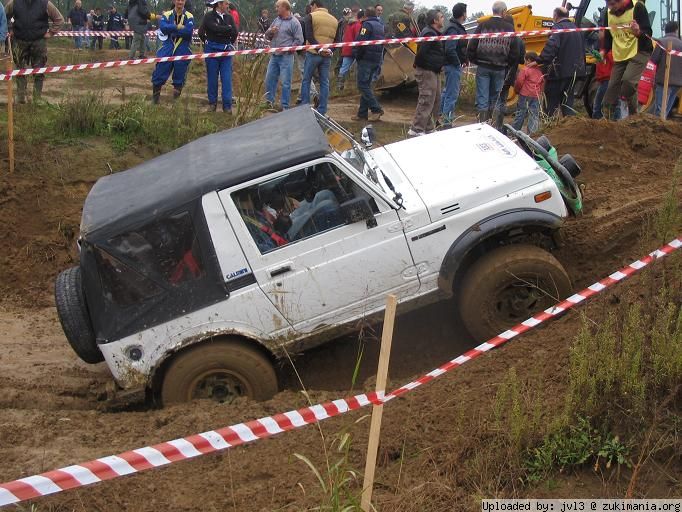 Zukimania fotogallery >> 
 ============== 
Suzuki Canadese - 2
Peccato avesse le gomme decisamente inadatte per la giornata... quantomeno fangosa.
