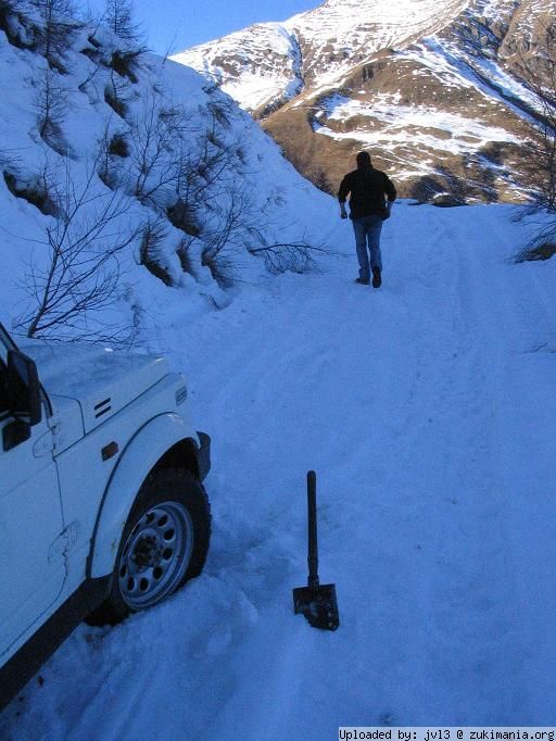 Zukimania fotogallery >> 
 ============== 
Piantato nella neve
Meglio constatare a piedi la consistenza del manto...
