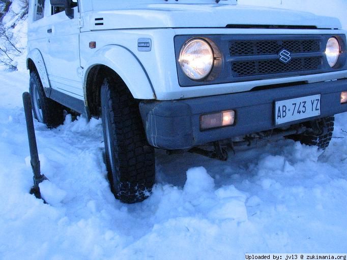 Zukimania fotogallery >> 
 ============== 
Piantato nella neve
Via un po' di neve con la pala :P
