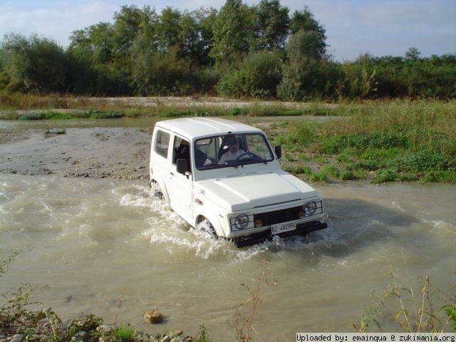 Zukimania fotogallery >> 
 ============== 
Cecco fa il bagnetto
Keywords: guado suzuki sj samurai acqua