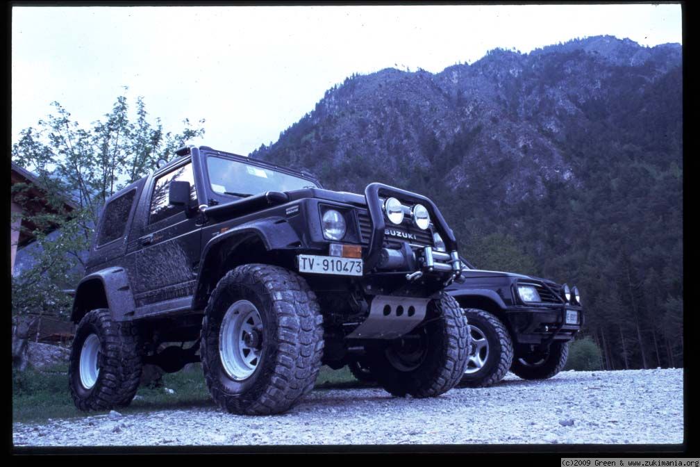 Zukimania fotogallery >> 
 ============== 
Meglio 2 Suzuki che uno solo
Il Samurai in primo piano è il mio, il Vitara è di Manolo. Siamo in Val d'Oten (BL) per il primo raduno 