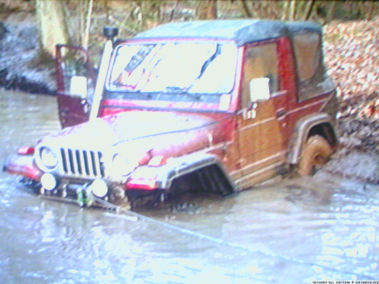 Zukimania fotogallery >> 
 ============== 
volevamo lasciarlo li ma è troppo bravo
jeep piantata, come al solito
Keywords: jeep al bagno