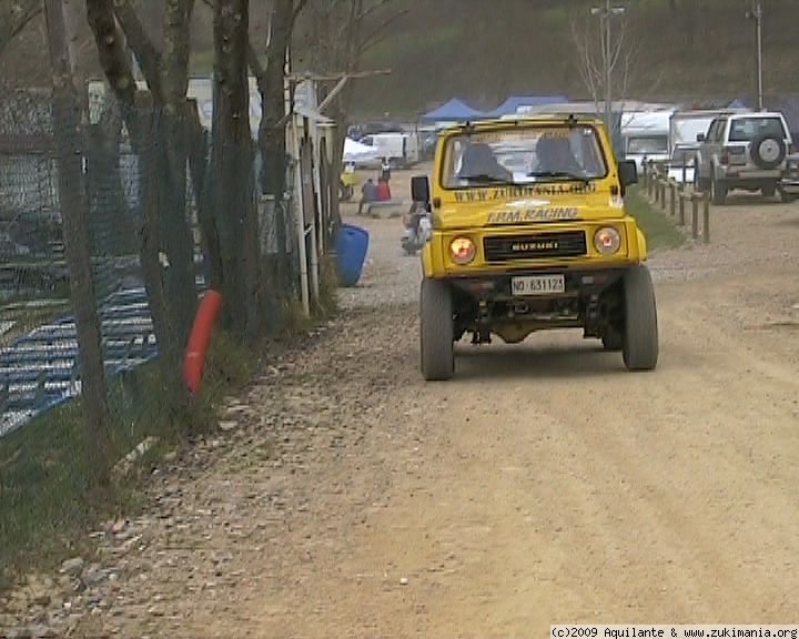 Zukimania fotogallery >> 
 ============== 
suzuki samurai giallo
suzuki samurai sj civf ponte a egola, il giallo verso i blocchi di partenza
Keywords: samurai, motore swift, enricos, il giallo