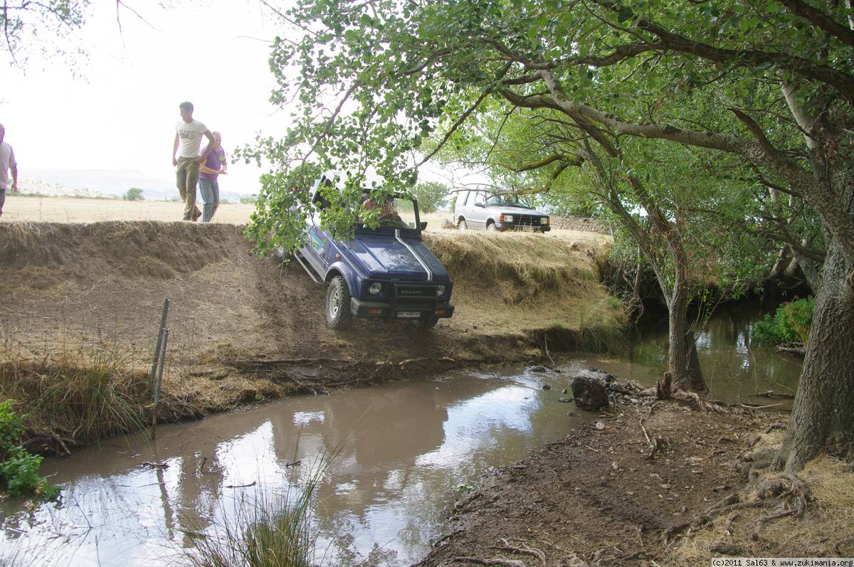 Zukimania fotogallery >> 
 ============== 
piccolo guado
per finire un massacrante giornata di off road un piccolo guado eseguito nei due sensi, discendente ed ascendente.
